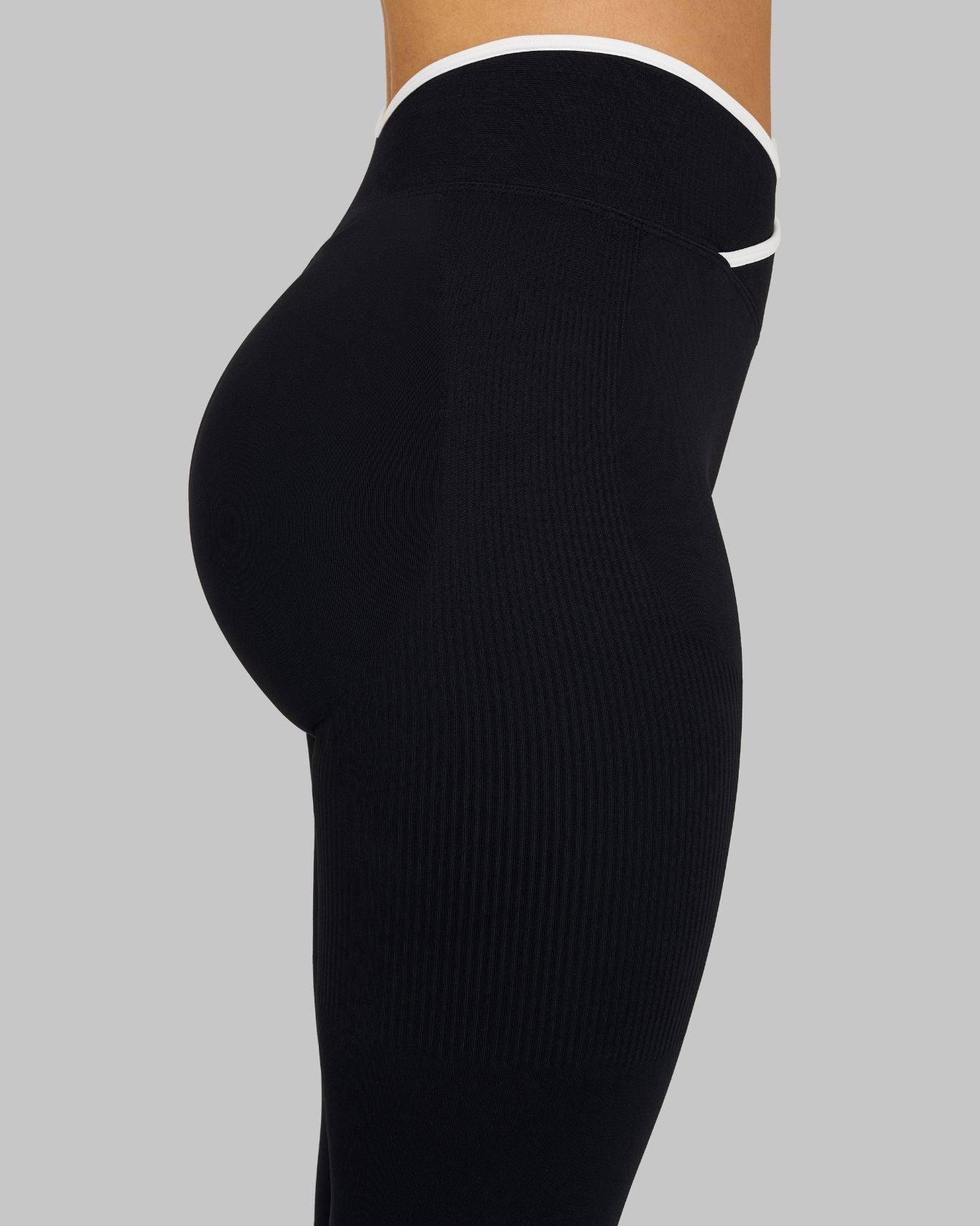 Outline V-Waist Leggings | Night Black