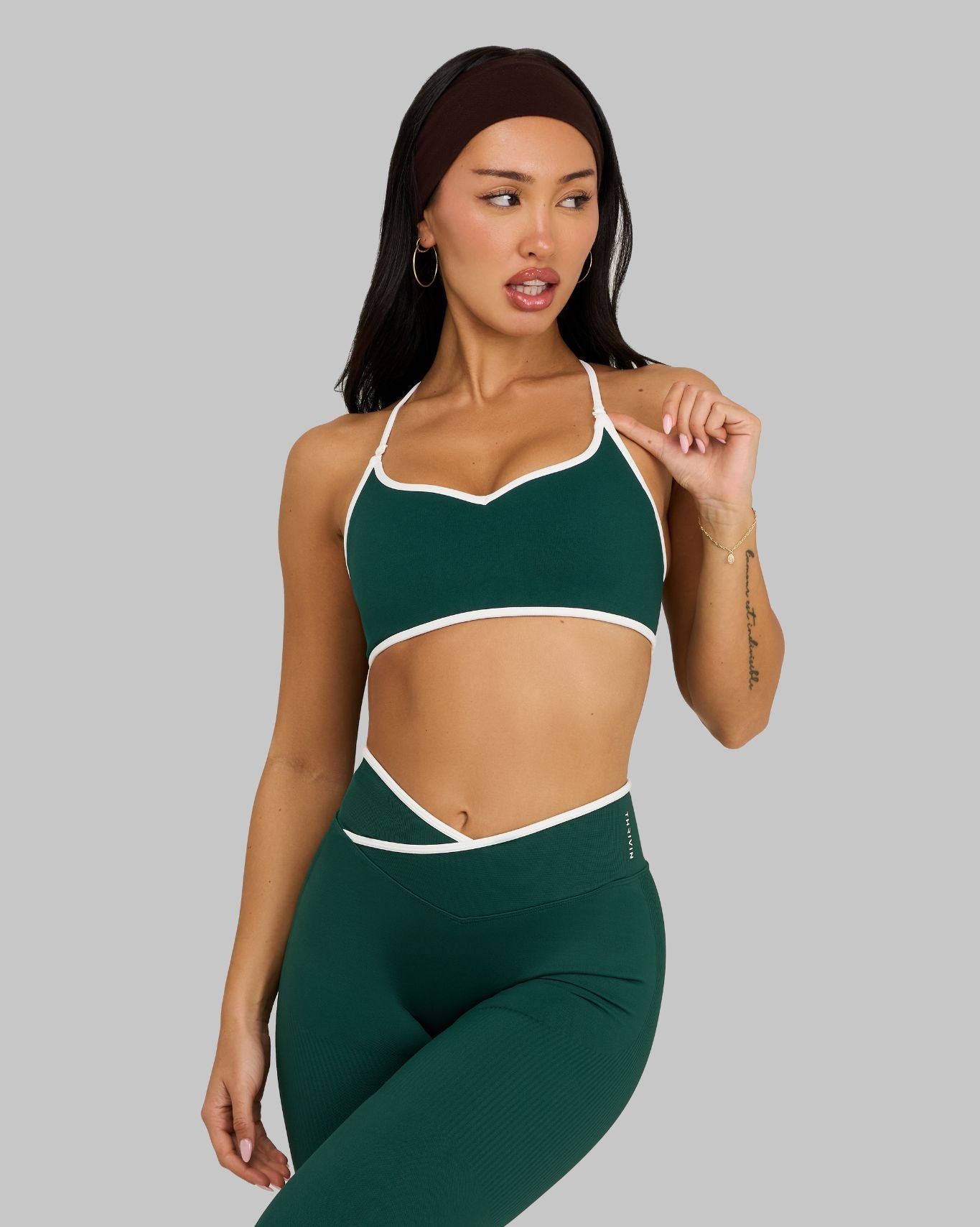 Lottie is 5’3” and wears size XS.