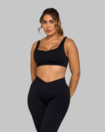 Chiara is 5’6” and wears size S.