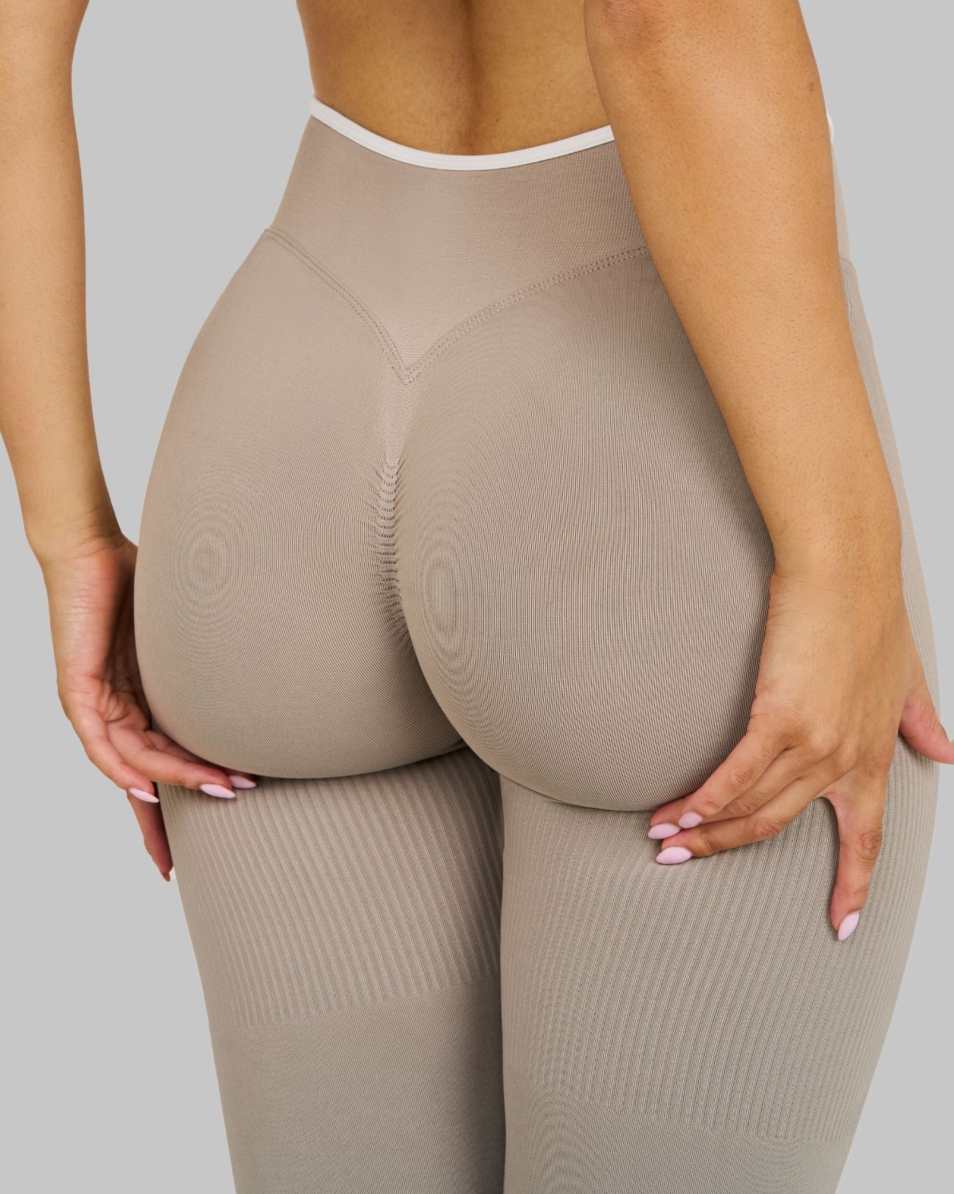 Outline V Waist Leggings | Latte